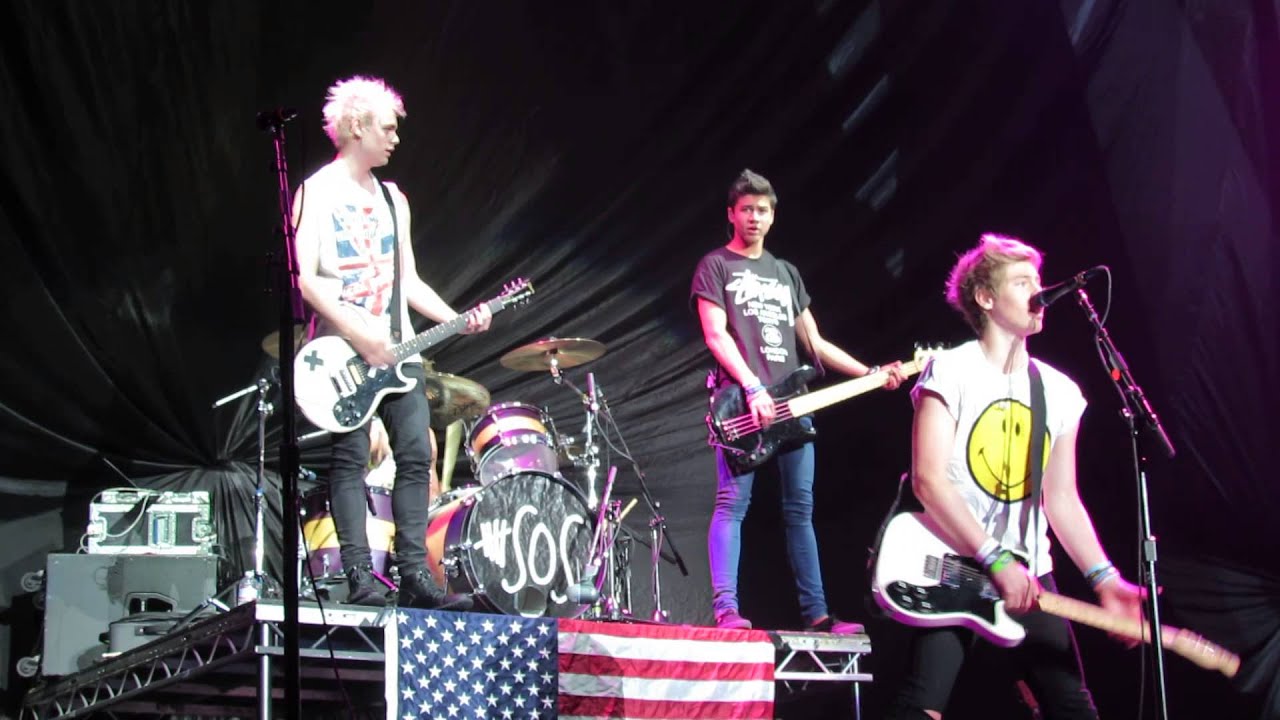 5 Seconds of Summer singing 