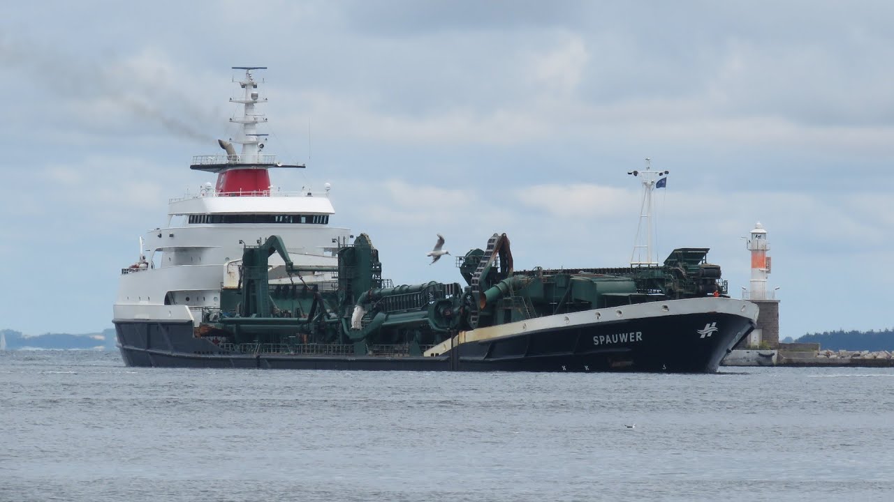 Very large dredger Spauwer unloading
