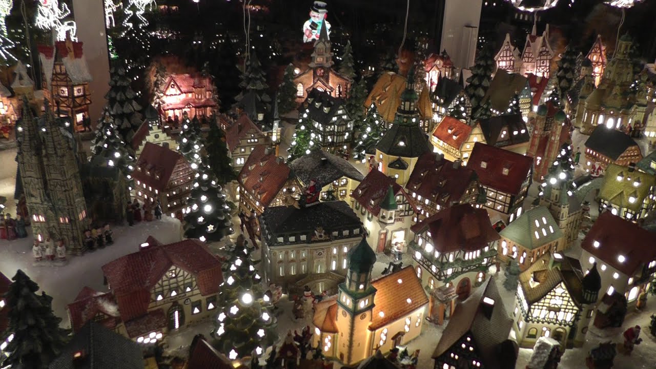 Das Weihnachtshaus ist voller Weihnachtsengel, Weihnachtsmänner und Schnitzereien aus dem Erzgebirge