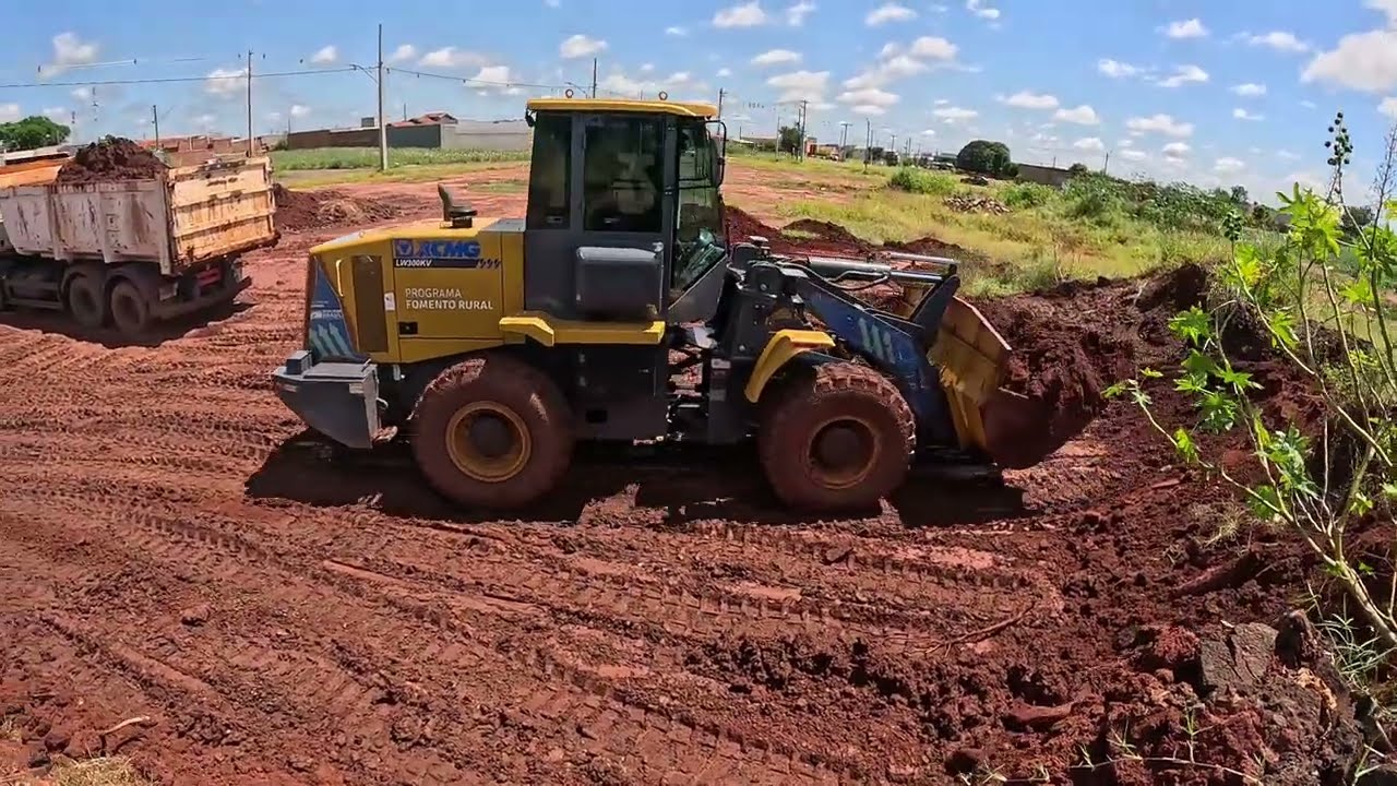PÁ CARREGADEIRA | CARREGAMENTO DE TERRA | CAÇAMBA AGUARDANDO 