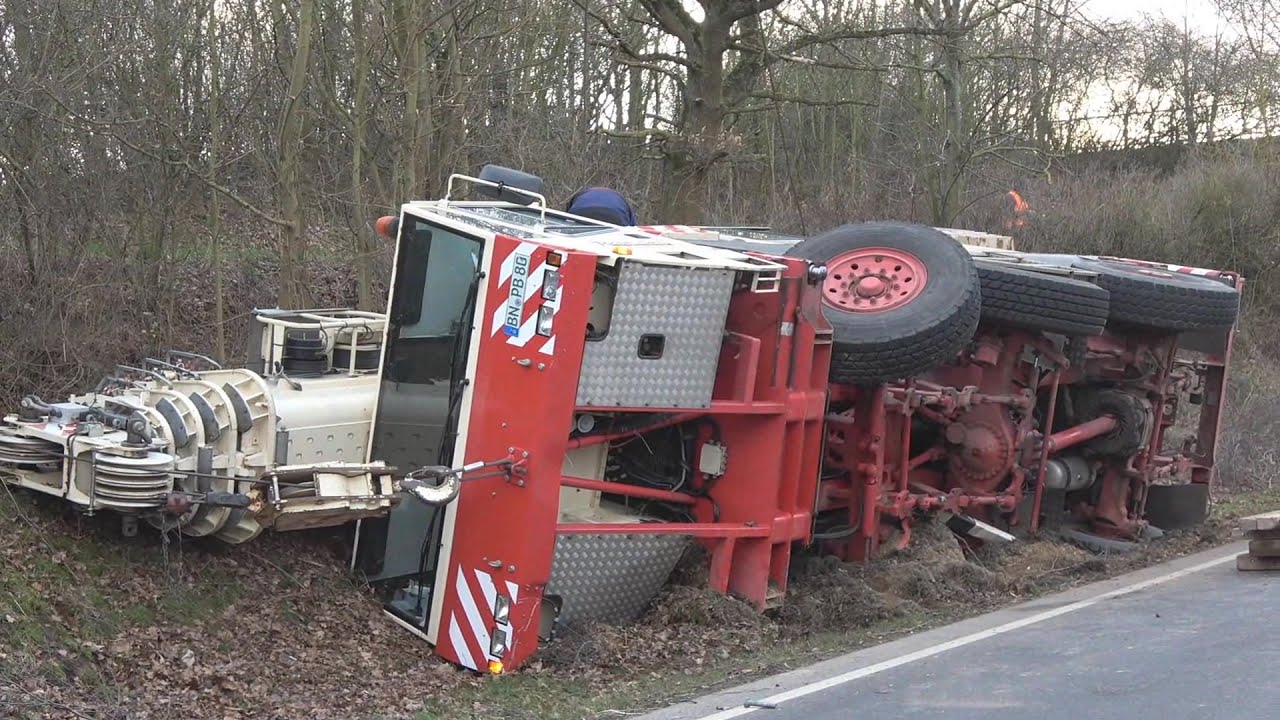 Mobilkran in Graben gestürzt - Seil bei Bergung gerissen in Rheinbach am 18.02.20