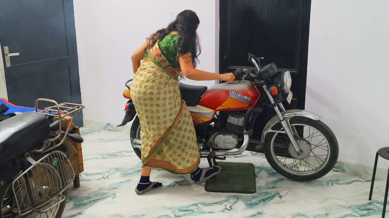 Girl Kickstart Samurai in Saree| Winter Cold Start | Lot of Smoke 🔥 #priyankakhanduri #noproblembike