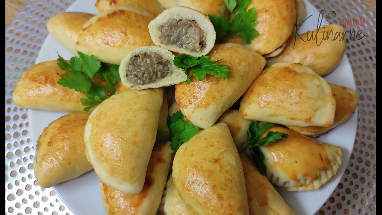 Pieczone pierożki drożdżowe z pieczarkami i serem