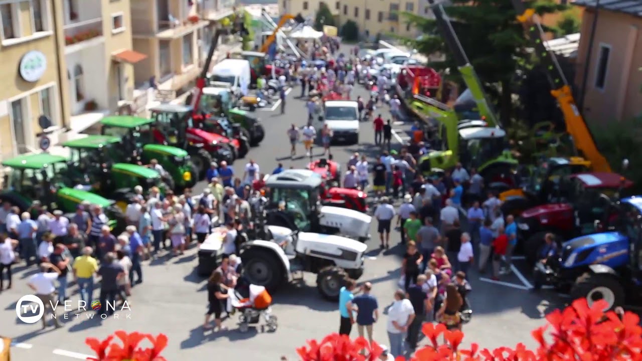 A Sant'Anna d'Alfaedo sfilano i trattori