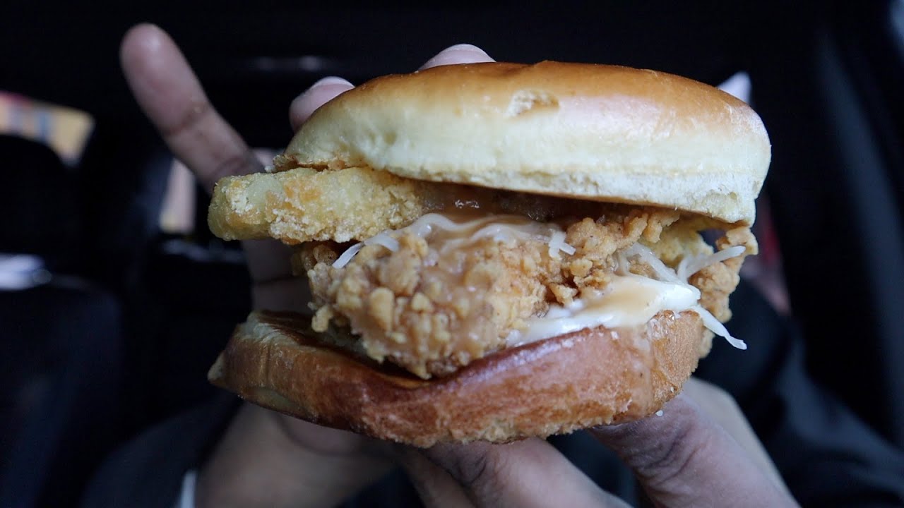 NEW KFC Gravy Lovers Chicken Sandwich Review!