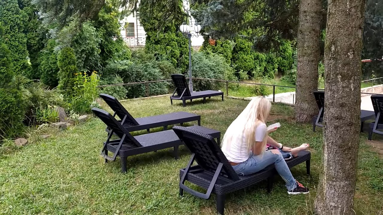 Трускавець: санаторій Шахтар, лежаки, гамаки, квіти