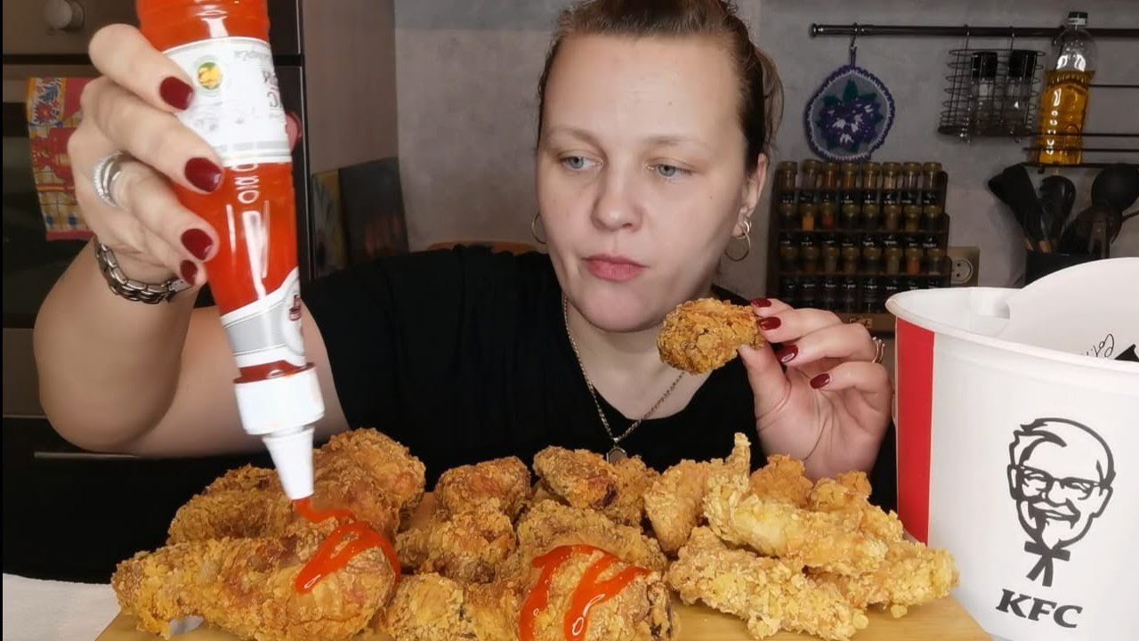 Мукбанг KFC - огромный баскет. /Отвечаем на вопросы/Сходила на м/о,😒 диагноз неутешительный🤨