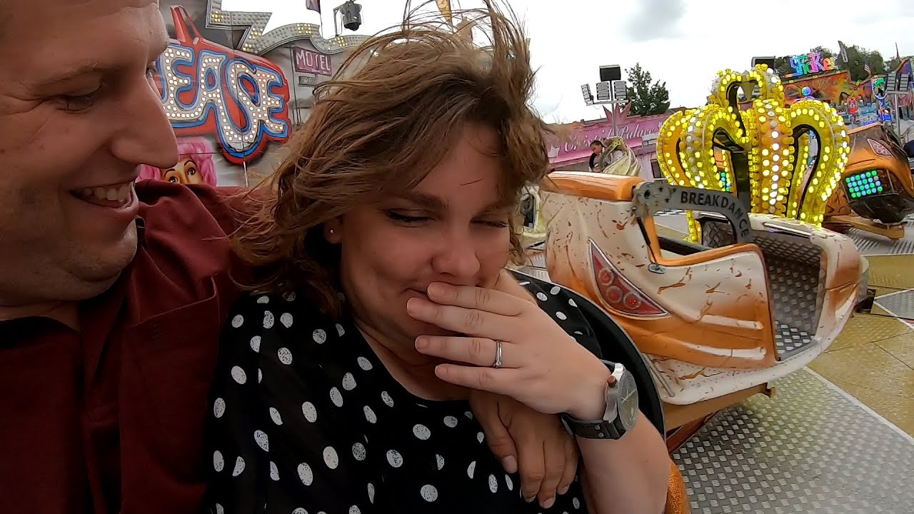 ESTHER WORDT MISSELIJK IN EEN KERMISATTRACTIE!!!