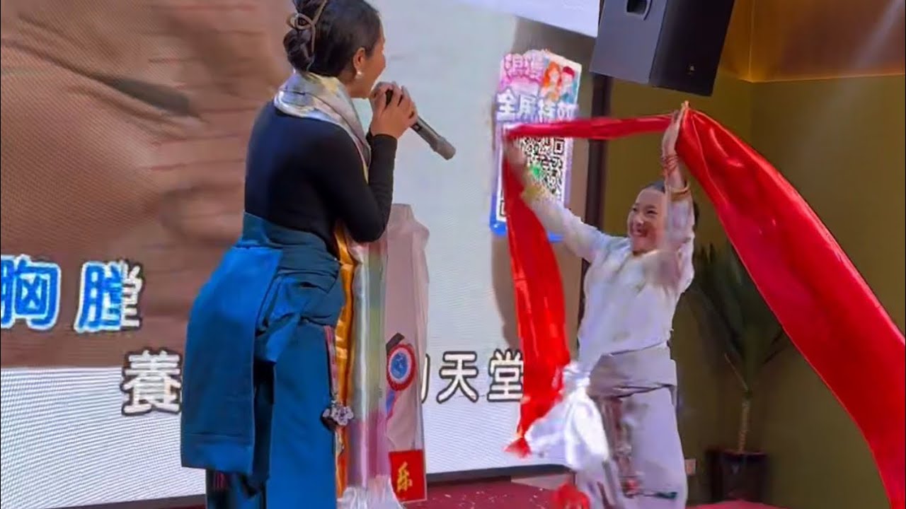 At Wang Qing's birthday party, Yongji soared and sang a song (Tibet in the Sky)王清の誕生日パーティーで、ヨンジは舞い上が
