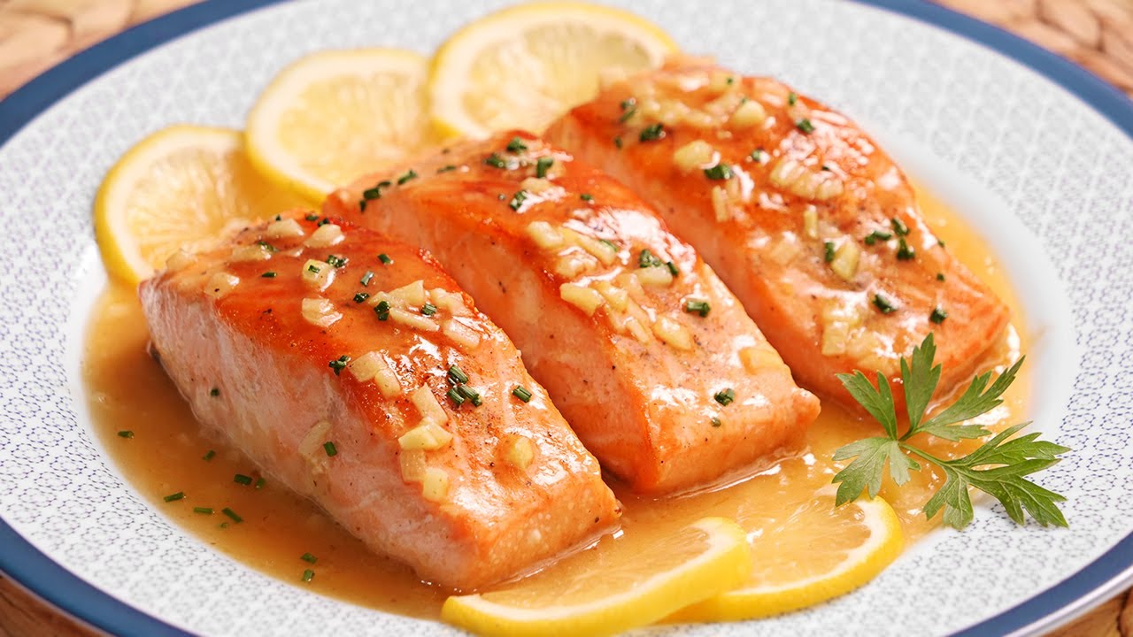Salmon Jugoso en 10 Minutos con Salsa de Ajo y Lim&oacute;n - Receta F&aacute;cil y R&aacute;pida