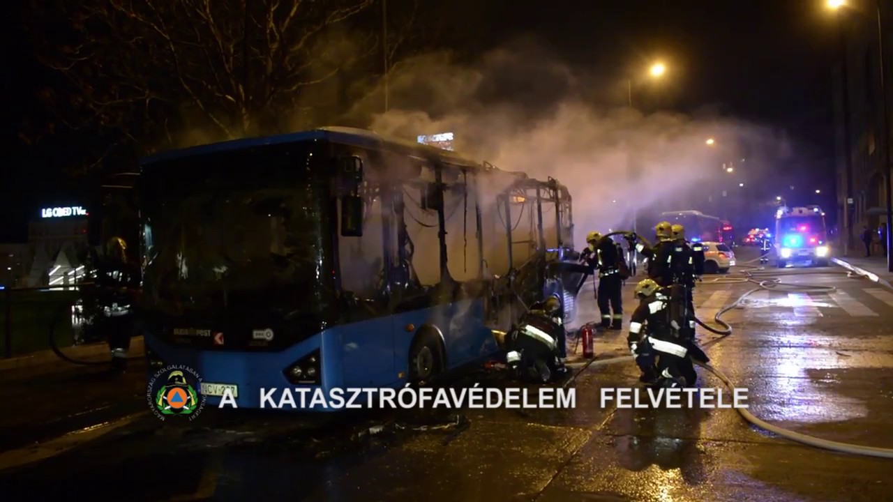 Kigyulladt BKV busz oltása a XII.kerületben | TŰZOLTÓK BEVETÉSEN