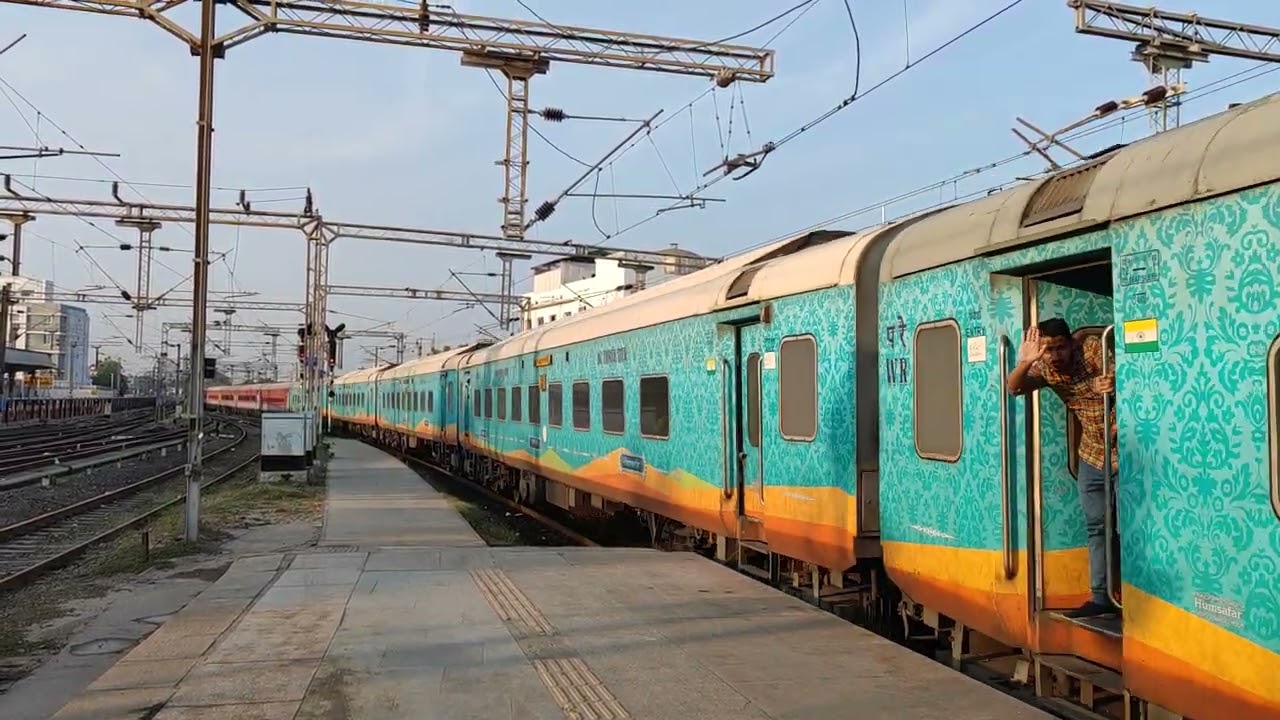 Indore Lingampalli Humsafar departs Baroda with Ratlam WDM 3A multi | Western Railway