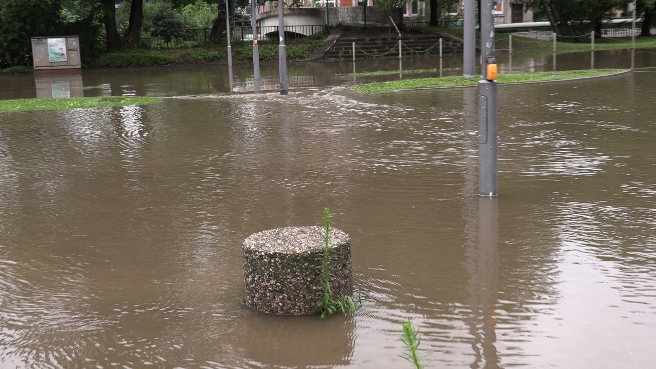 City Kirche St Antonius - Hochwasser, überflutete Straßen und ein reißender Fluß