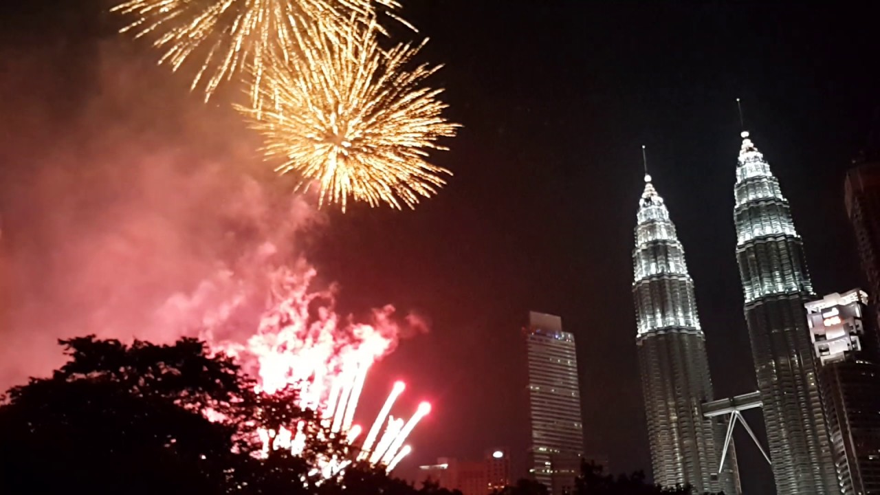 HAPPY NEW YEAR 2017 FIREWORKS AT KLCC TWIN TOWER KUALA LUMPUR MALAYSIA COUNTDOWN