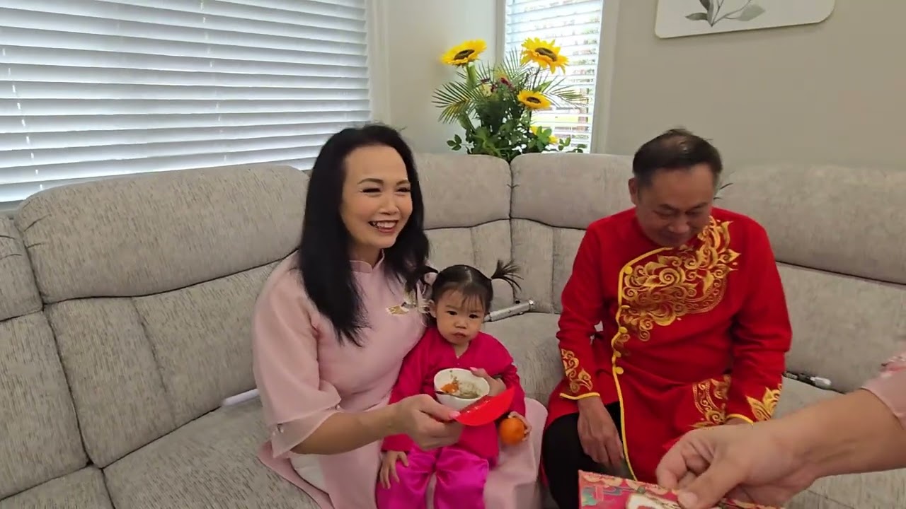 Chúc tết ông bà ngoại và cùng chăm vườn với daddy