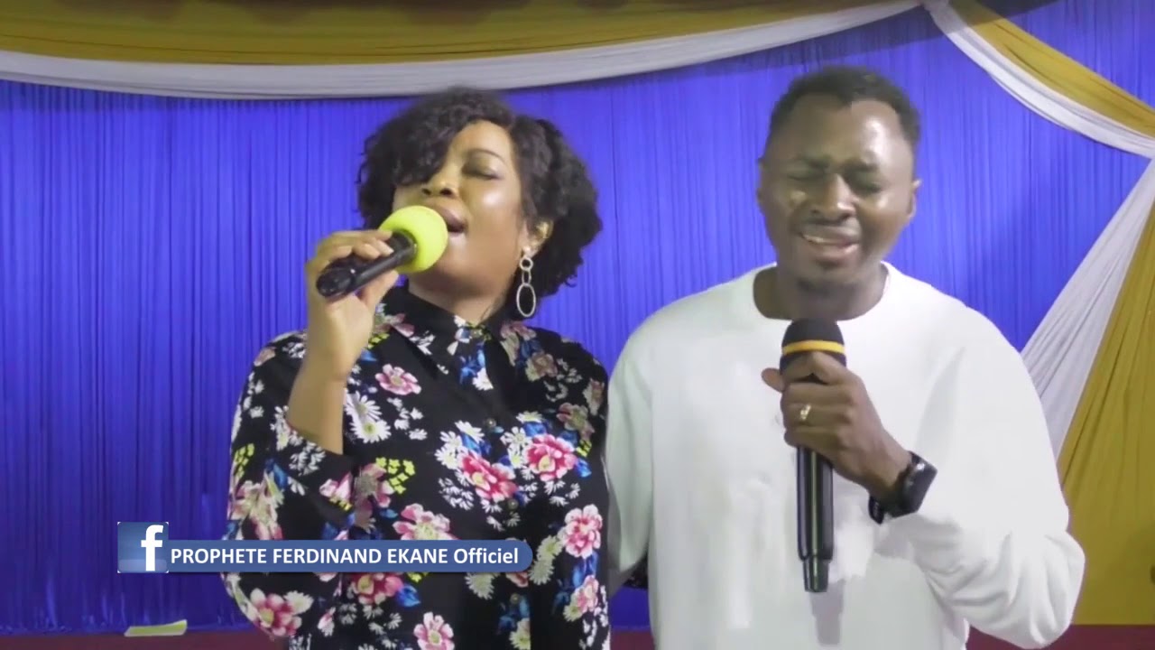 L'Adoration: Avec nos mains élevées; Emmanuel ( Couple Prophétique)