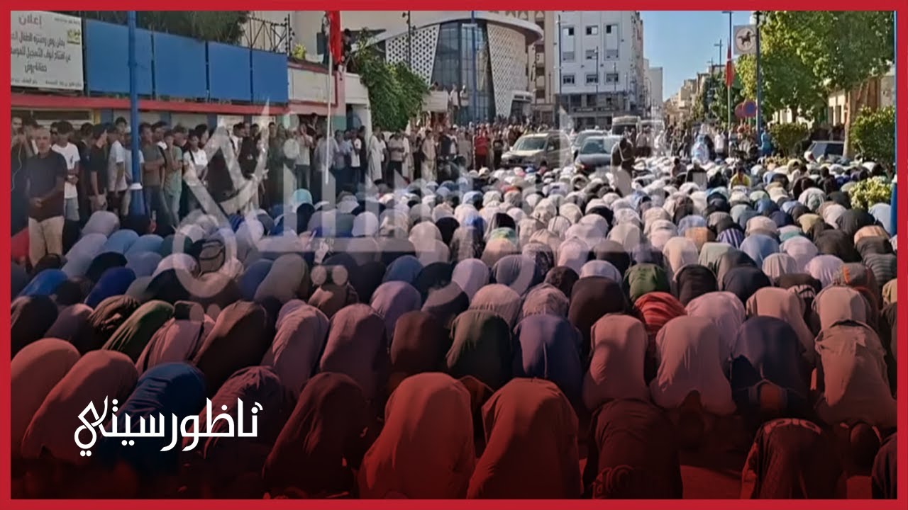 الآلاف يؤدون صلاة العصر قبيل تشييع جنازة المرحوم أحمد الزفزافي