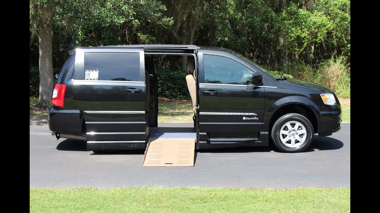 Wheelchair van handicap power operated ramp van Braun Mobility 2011 Chrysler Town & Country 34k