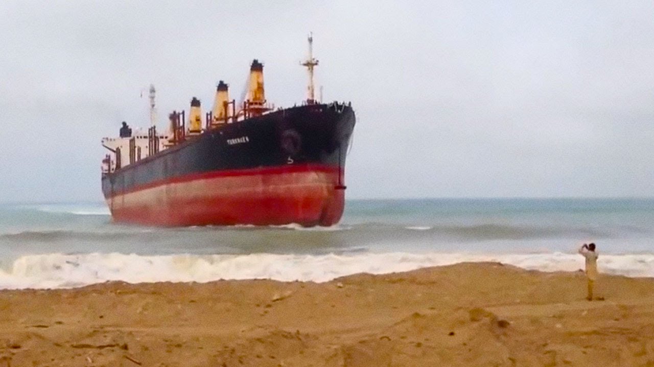 Пять кораблей, севших на мель, попали на камеру
