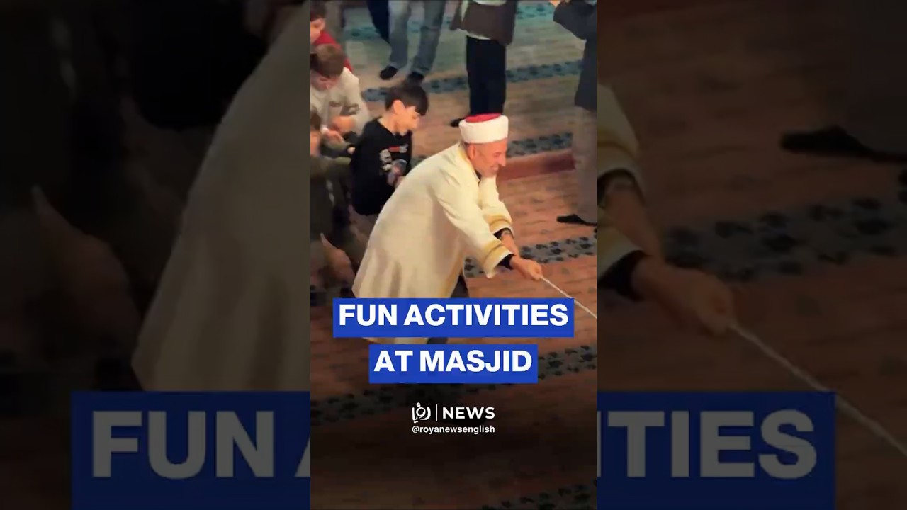 Istanbul imam plays games with kids after Ramadan Taraweeh prayers