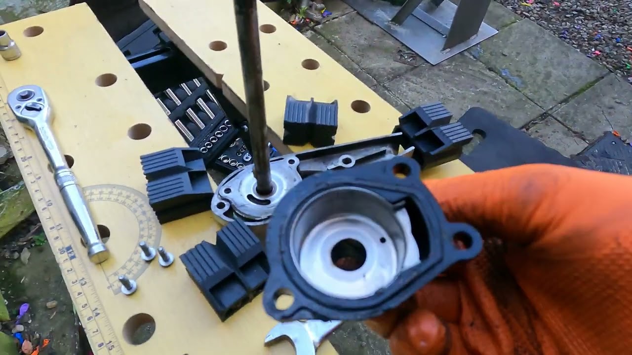 Johnson 4.0 4 hp Seahorse 2 Stroke Outboard - How To Change - Water Pump Impeller & Remove Gearbox