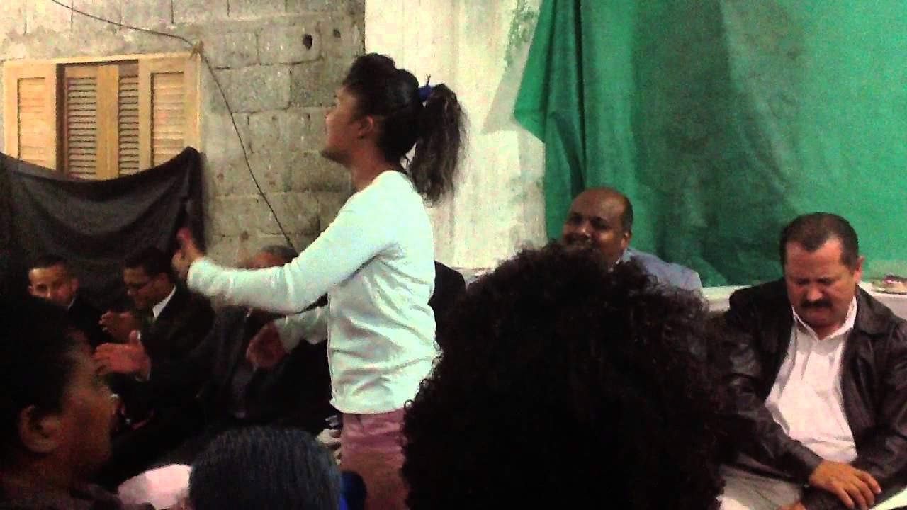 Rebeca cantando 