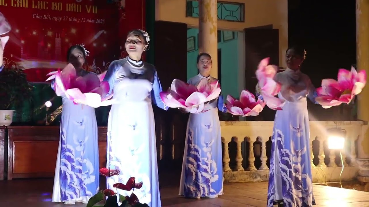 Tiết mục múa Về hội làng đi em - CLB dân vũ Cẩm Bối