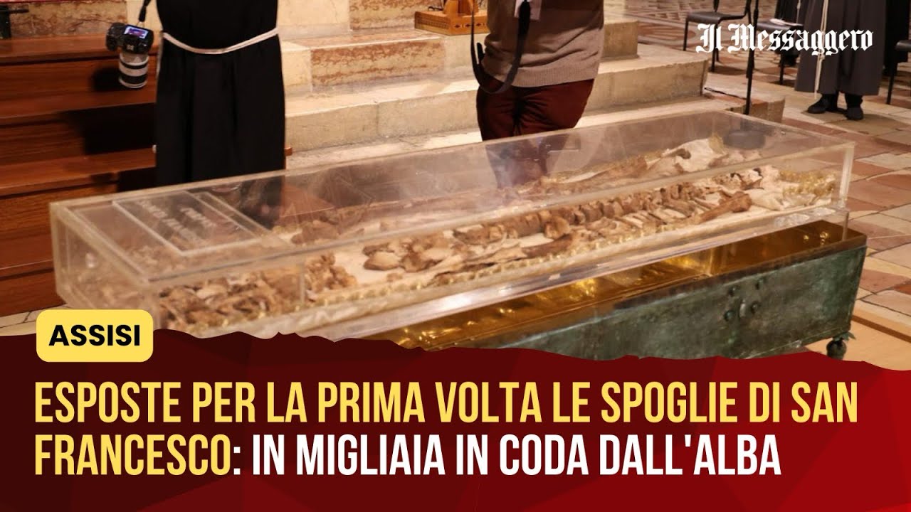 Esposte per la prima volta le spoglie di San Francesco: in migliaia in coda dall'alba