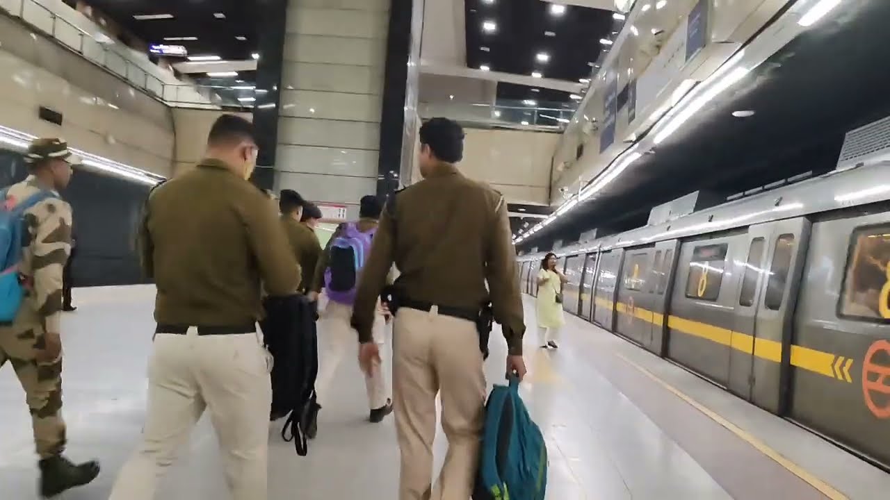 Walk In Khan Market Metro Station | Walking Tour Delhi Metro