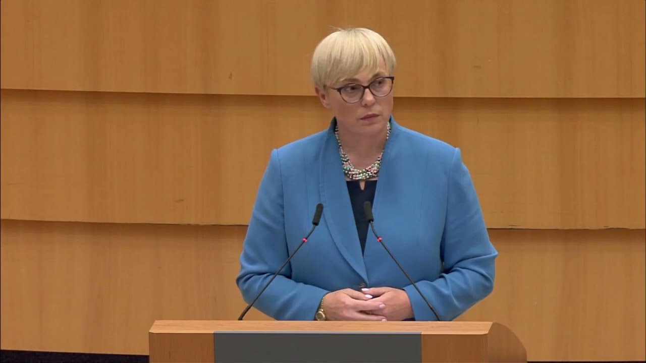OSTER GOVOR NATAŠE PIRC MUSAR v Evropskem parlamentu - STOJEČE OVACIJE, PROTEST POSLANCEV