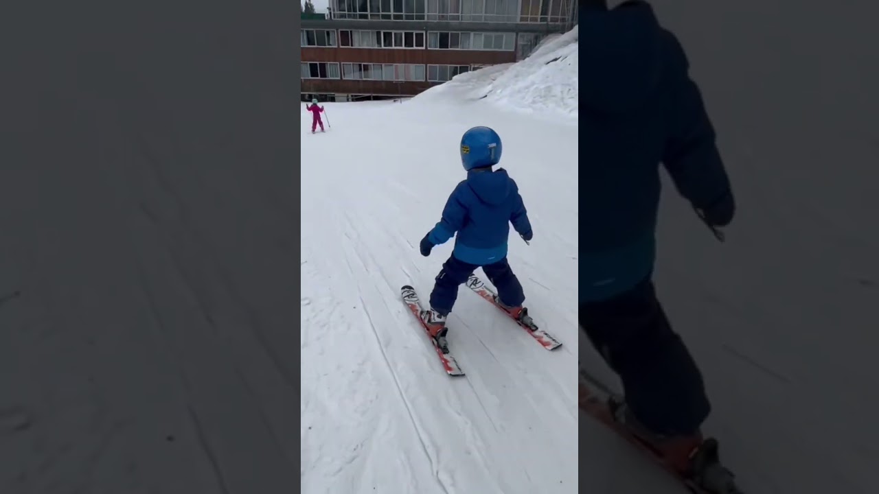 Piccoli sciatori tra le montagne innevate !  #bambini #sky #italy #viaggio #snow