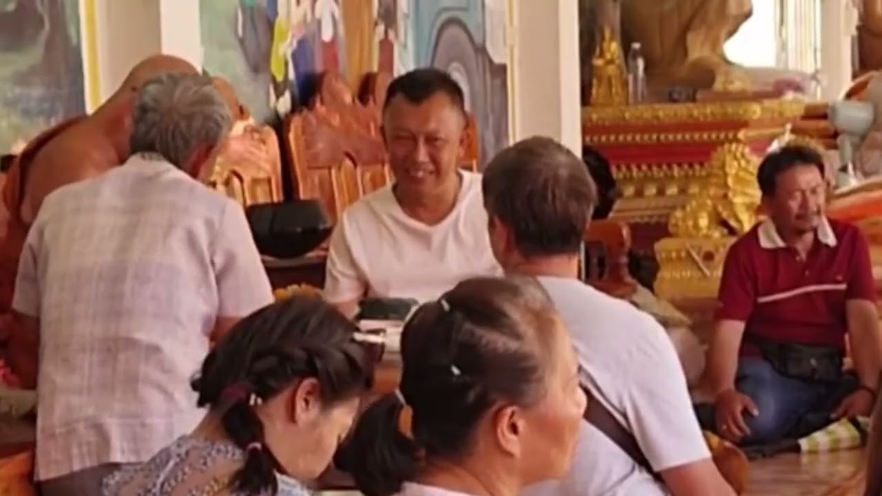 กราบหลวงปู๋พระครูสารธรรมาภรณ์ ในงานพระธาตุเจดีย์ศรีแวงใหญ่