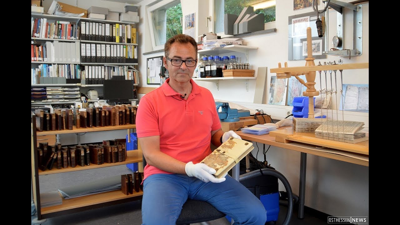 Buchrestaurator Manfred Weß: Schätze der Geschichte auf dem Tisch