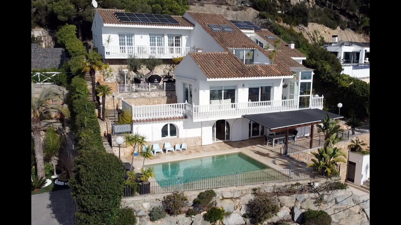 En venta espaciosa y luminosa casa con vistas al mar en Cabrils