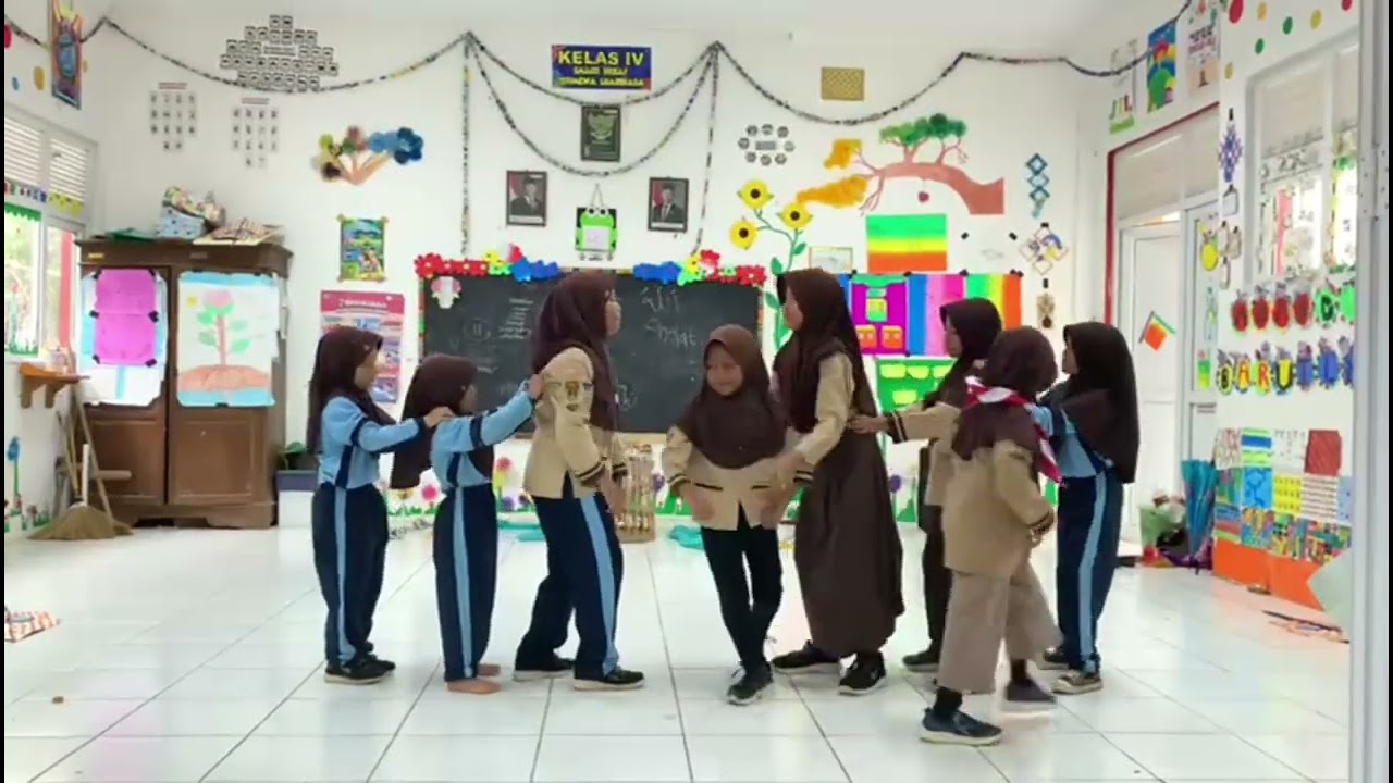 Anak SD berlatih menari bersama