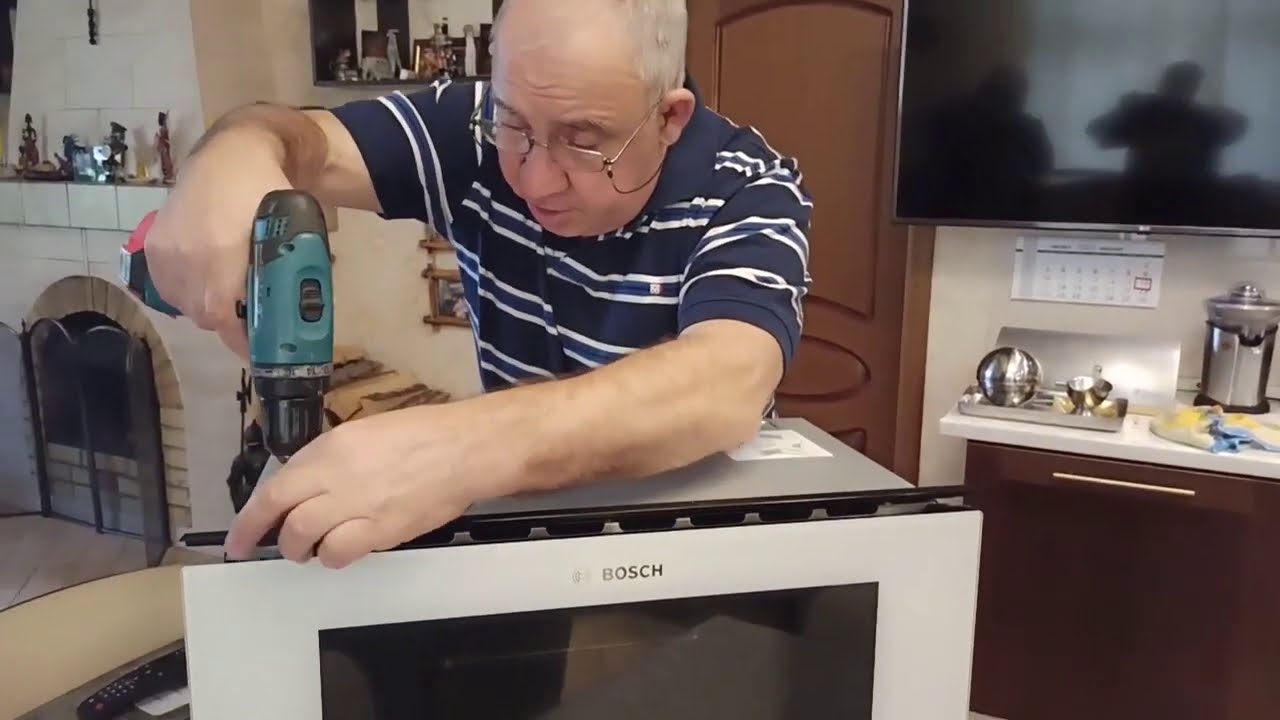 Встраиваемая СВЧ BOSCH BFL 634 дымит при включении!
