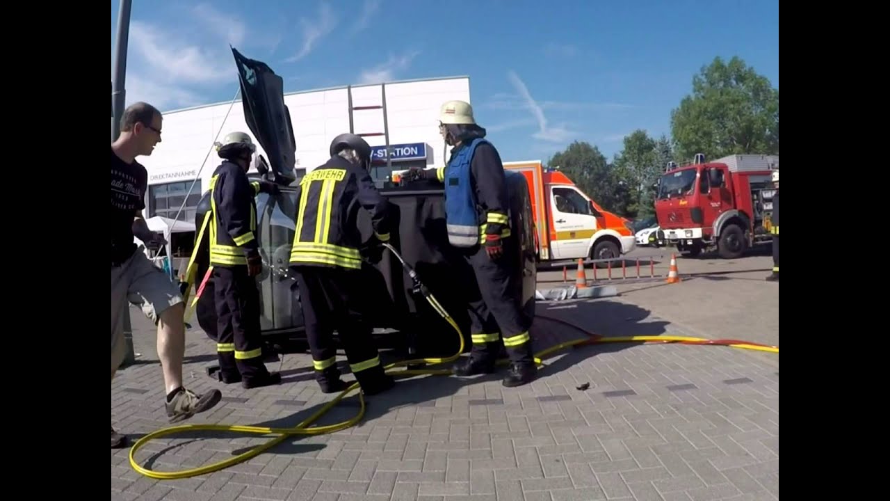 Verkehrsunfall - Pkw liegt auf der Seite - Vorgehen beim Einsatz Eingeklemmte Person
