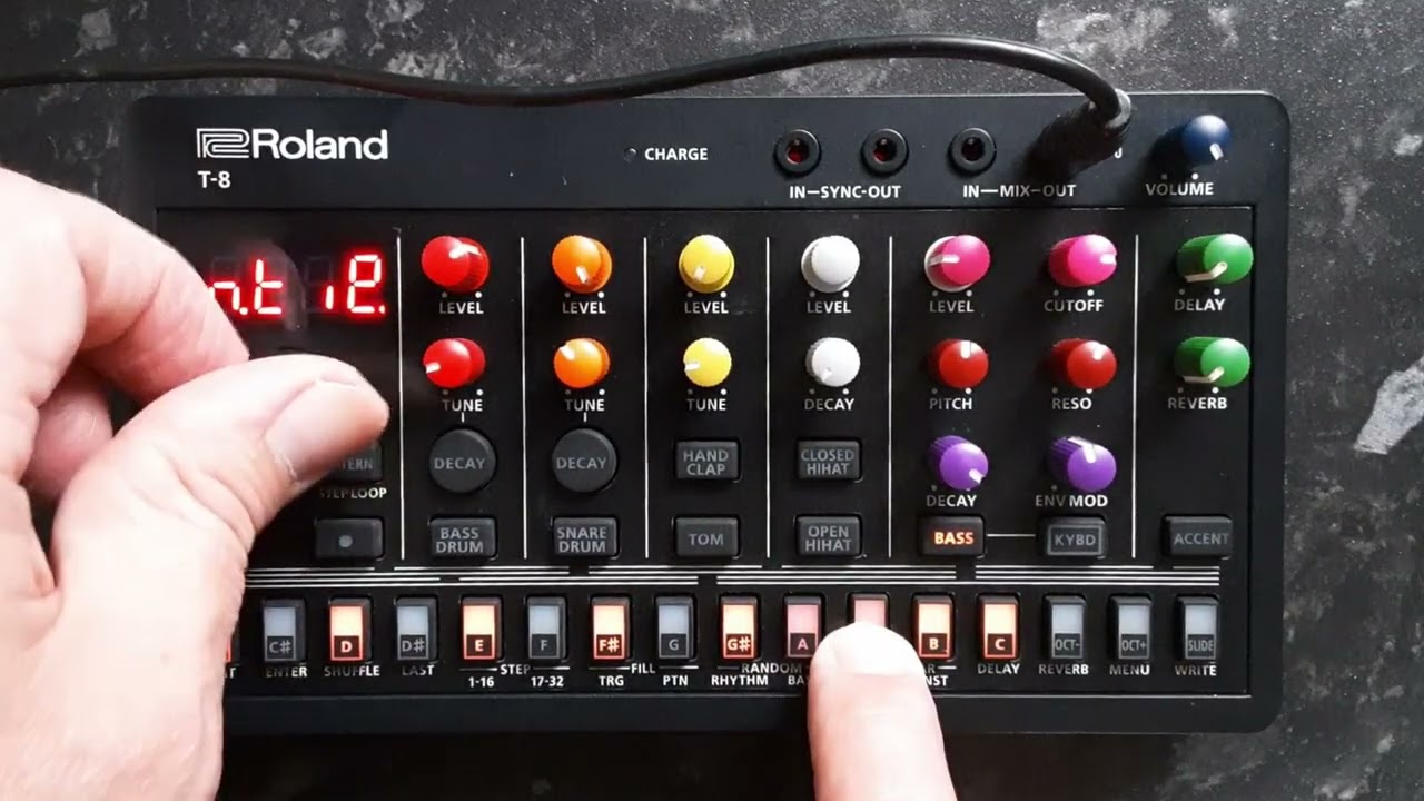 Компактный бас Roland T-8: Связанные ноты — как это сделать