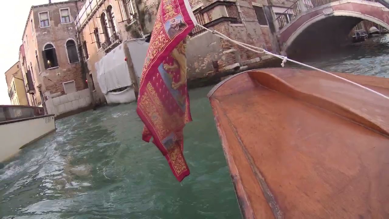 VENEZIA_AMMIRARE IN SEQUENZA LA CITTA'LUNGO I SUOI CANALI UNA VOLTA DA PRUA ED A SEGUIRE DA POPPA_ak