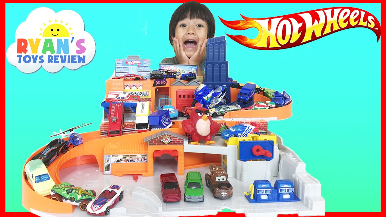 Hot Wheels Sto and Go Play Set Classic with Disney Cars Toys