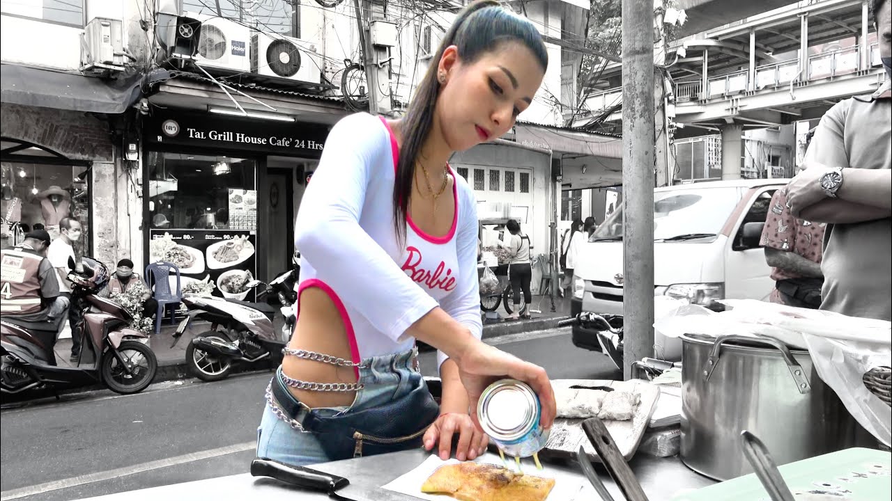 How PUY Roti Lady cook the Most Delicious Banana Pancake in the World? Let's See!