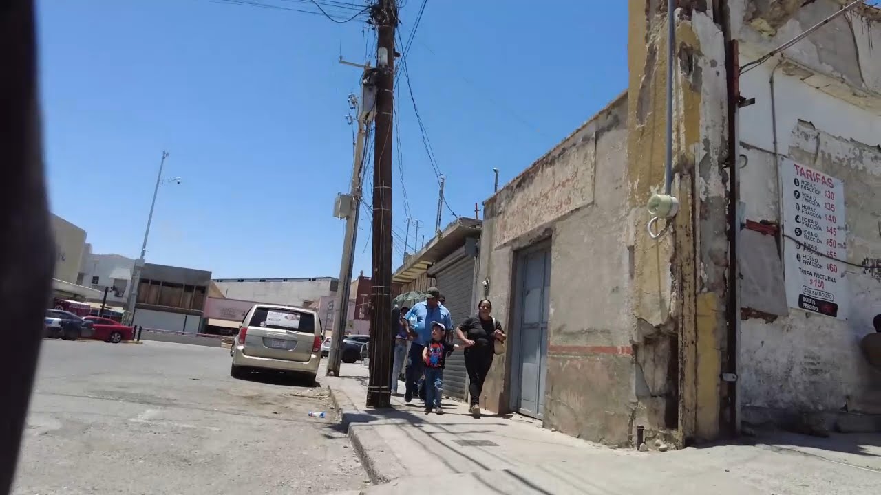 WALKING IN JUAREZ MEXICO / MEXICAN MAN TRIES TO HIT ON ME LOL