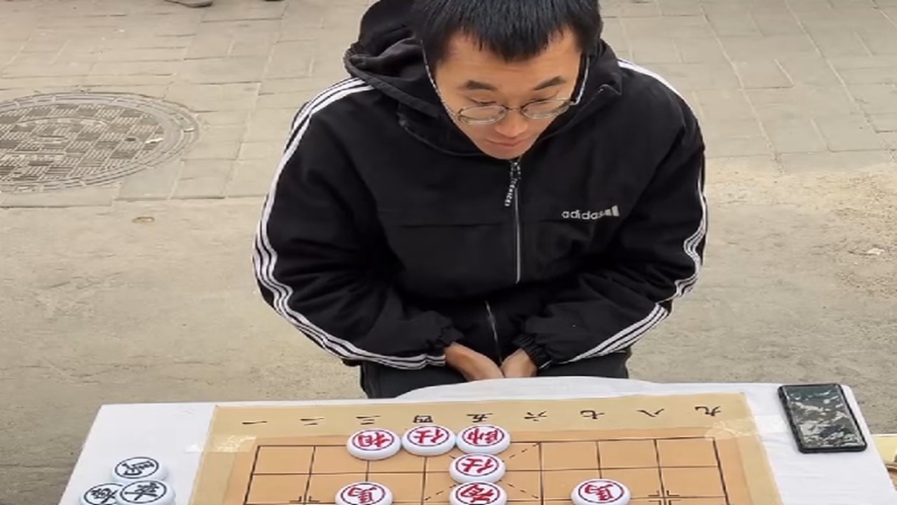户外落子不惧热，大爷棋路真有料