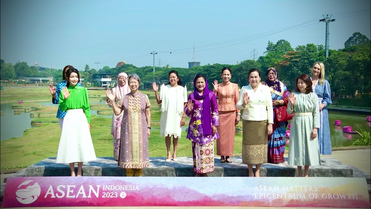 Ibu Iriana Jokowi Ajak Para Pendamping Pemimpin ASEAN Kunjungi TMII, Jakarta, 6 September 2023