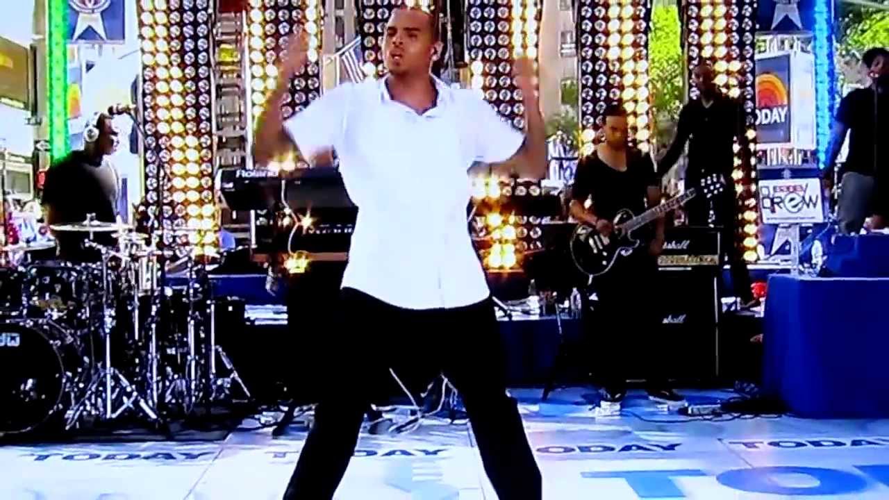 chris brown i can transform ya(do the dougie) Live!