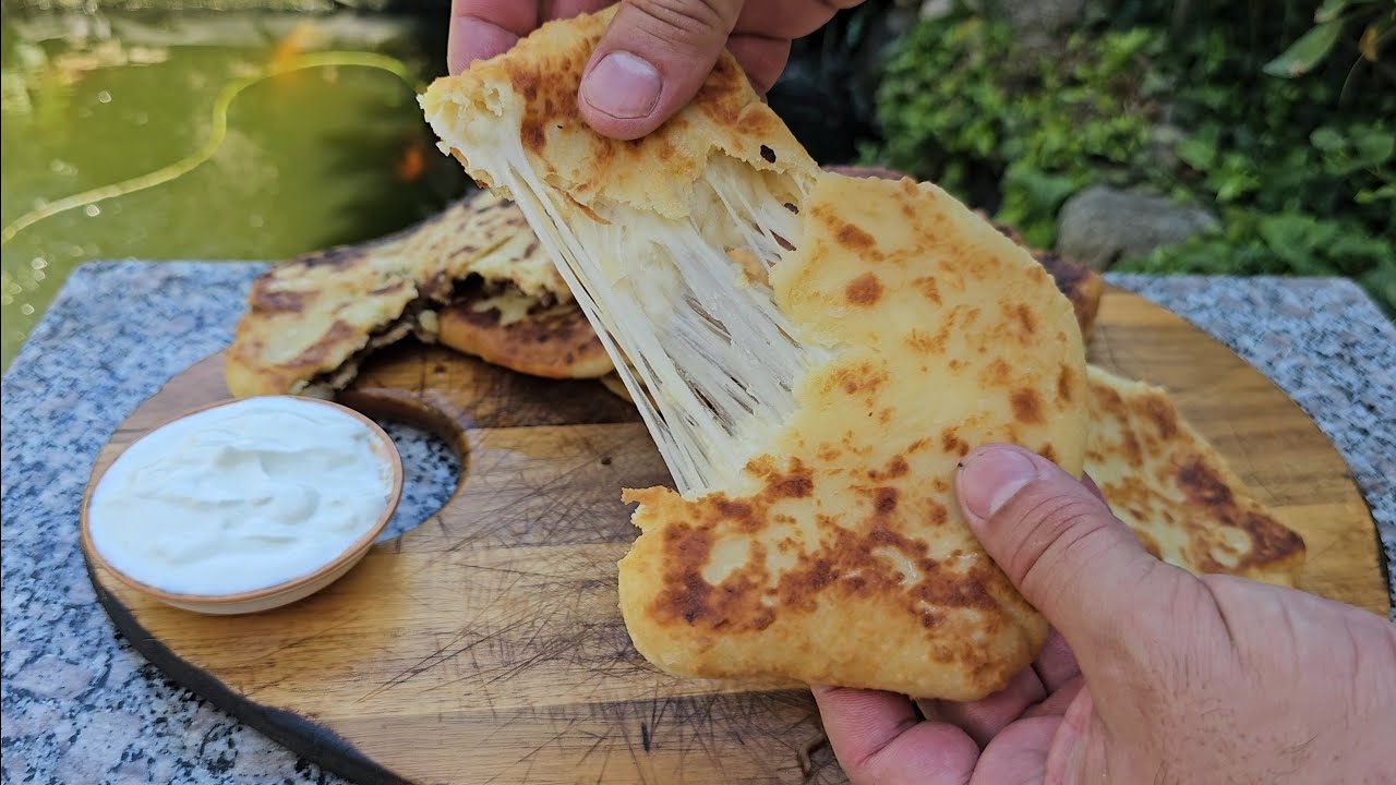 Turte(placinte) din cartofi umplute cu carne tocata sau mozzarella.