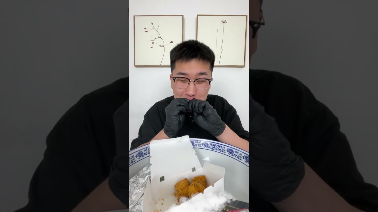 挑战100元骑手随便买纯随机外卖盲盒 看看都能吃点啥@大眼辉子爱炫饭 #盲盒 #辉子百元大碗挑战 #外卖 #随机吃饭