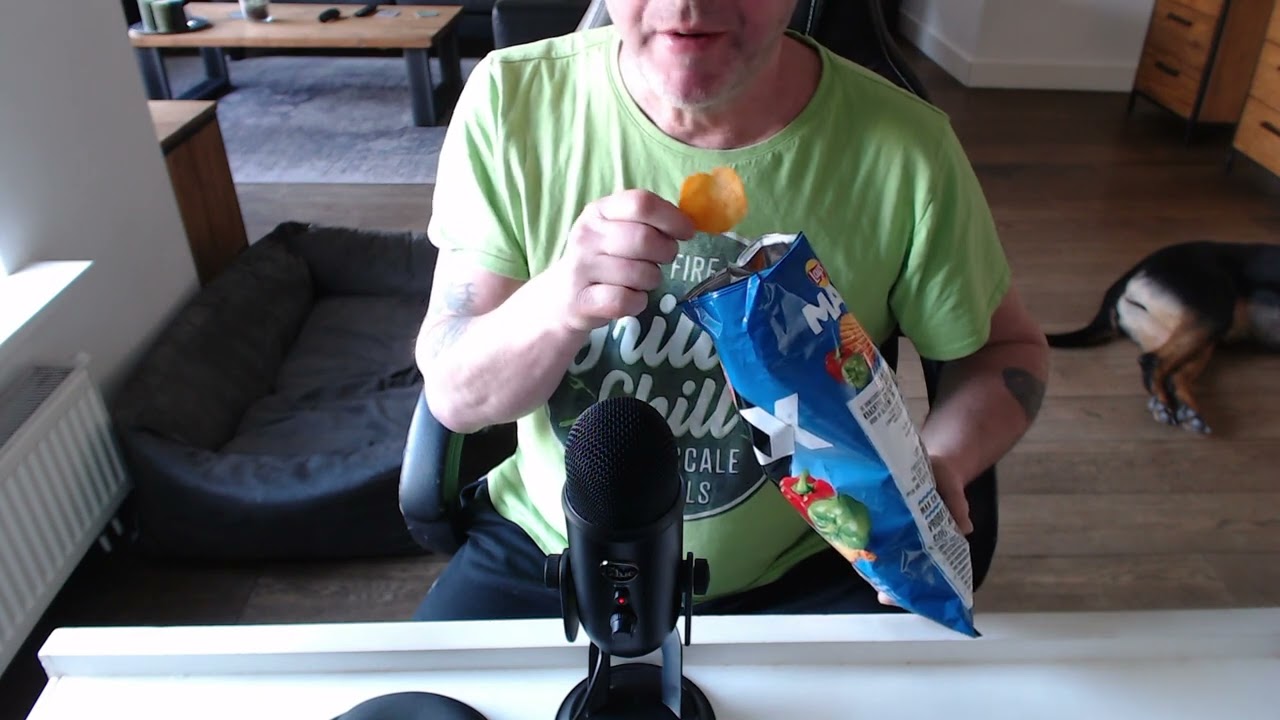 ASMR EATING SOUNDS 🎧 I ENJOY A BAG OF CRISP LAYS CHIPS WITHOUT TALKING 👅