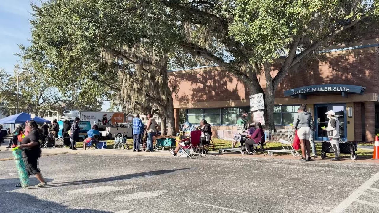 Hillsborough County, Feeding Tampa Bay give out free groceries