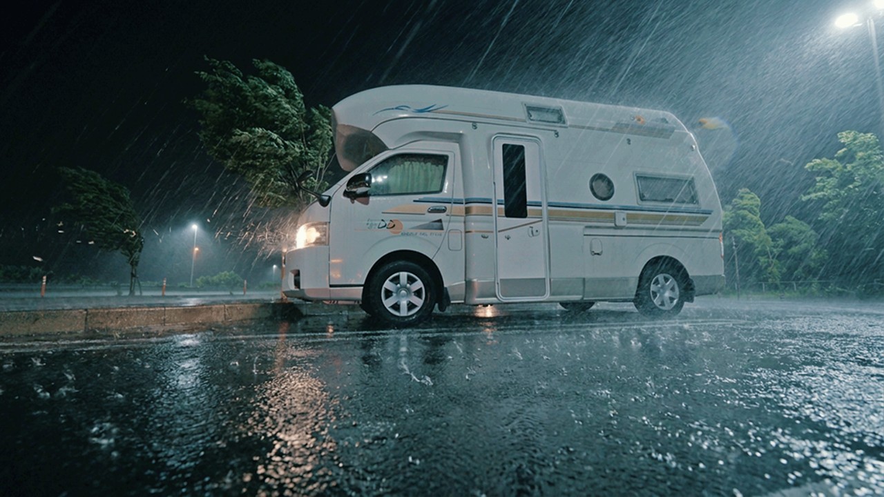 [Кемпинг на машине в сильный дождь] Бомбовый циклон. Шоссе. Автодом Hiace.
